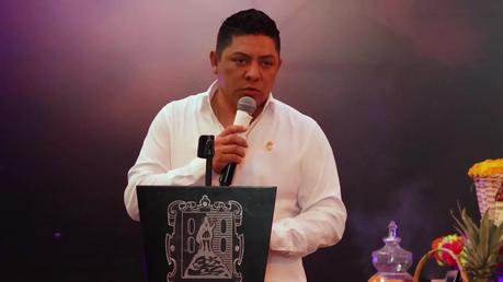 Ricardo Gallardo presenta un espectacular altar dedicado a la lucha libre en Palacio de Gobierno
