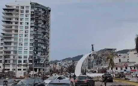 (videos) Huracán Otis devasta la costa de Acapulco, Guerrero