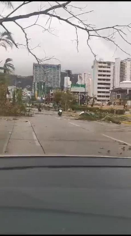 (videos) Huracán Otis devasta la costa de Acapulco, Guerrero