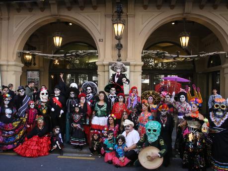 Desfile de catrinas en Barcelona para celebrar el Día de Muertos mexicano
