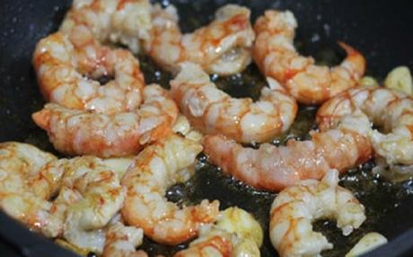 Coles de bruselas con gambas y mejillones