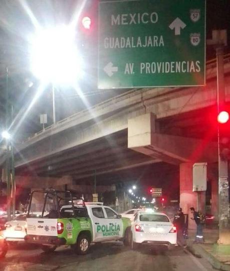 Choque entre patrulla y taxi paraliza Acceso Norte en Soledad de Graciano Sánchez Choque entre patrulla y taxi paraliza Acceso Norte en Soledad de Graciano Sánchez