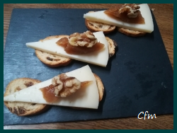 Tostadas de pan con pasas con queso