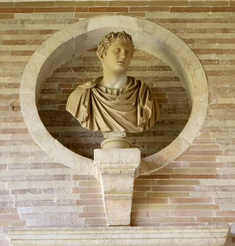 La Casa de Pilatos (29): La Logia de Caballerizas, en el Jardín grande.