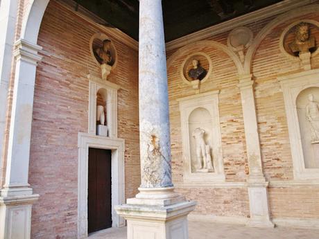 La Casa de Pilatos (29): La Logia de Caballerizas, en el Jardín grande.