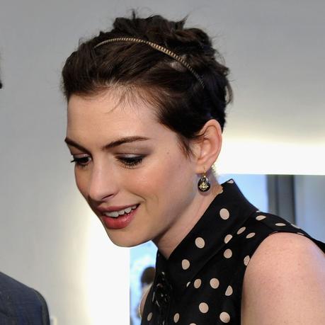 #TrendingTopic: la vuelta de las vinchas. Image may contain Anne Hathaway Human Person Hair Clothing Apparel and Texture
