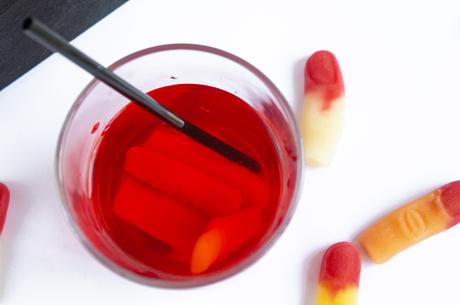receta-coctel-frutos-rojos-dedos-gominola-halloween