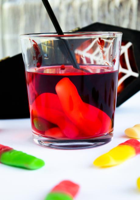 receta-coctel-sangriento-dedos-gominola-halloween