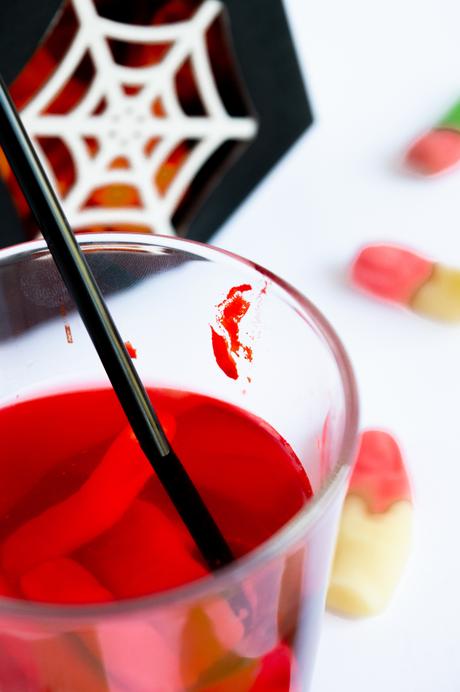 receta-coctel-frutos-rojos-dedos-gominola-halloween
