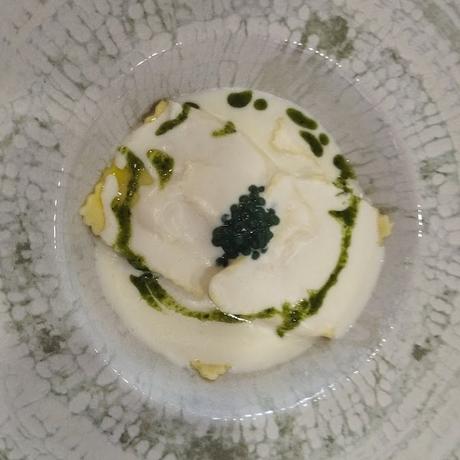 Raviolis de queso con aceite de albahaca y perlas de pesto Raviolis de queso con aceite de albahaca y perlas de pesto