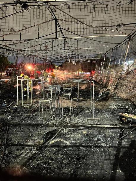 Incendio arrasa con la «Carpa del Ahorro» en carretera Rioverde y B.Anaya