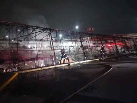 Incendio arrasa con la «Carpa del Ahorro» en carretera Rioverde y B.Anaya