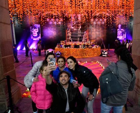 Altar de Muertos en Palacio de Gobierno rinde homenaje a los ídolos de la lucha libre mexicana