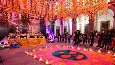 Altar de Muertos en Palacio de Gobierno rinde homenaje a los ídolos de la lucha libre mexicana
