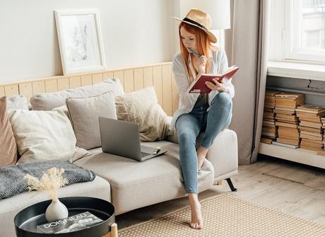 Una mujer sentada en el sofá pensando
