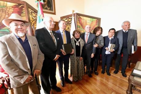 José Isabel Faz Ipiña recibe la Presea al Mérito Cultural 2023 en la Sesión Solemne de Cabildo por el 431 Aniversario de la Fundación de San Luis Potosí