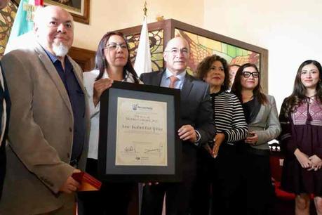 José Isabel Faz Ipiña recibe la Presea al Mérito Cultural 2023 en la Sesión Solemne de Cabildo por el 431 Aniversario de la Fundación de San Luis Potosí