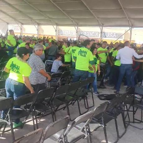 (video)Choque entre seguidores de MORENA y Partido Verde interrumpe mitin en Salón Chicagos