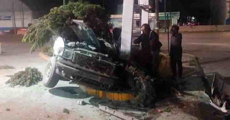 Accidente en gasolinera: Camioneta se impacta contra anuncio y mujer es hospitalizada