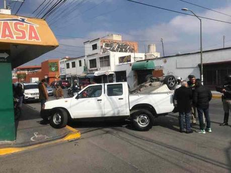 Fuerte choque deja un vehículo volcado y una persona lesionada en Pedro Moreno