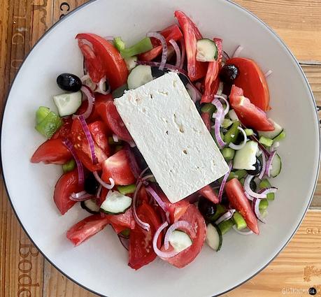 Horiatiki, la receta auténtica de la ensalada griega por excelencia