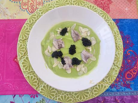 Salmorejo de aguacate con caviar y sardinas marinadas - Cucharita de ensalada Caprese esferificada - Crema de azafrán manzana y miel Salmorejo de aguacate con caviar y sardinas marinadas - Cucharita de ensalada Caprese esferificada - Crema de azafrán manzana y miel