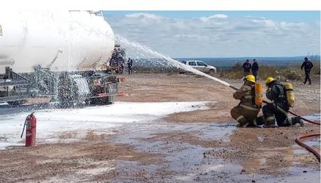 Simulacro de choque vehicular con derrame de sustancias tóxicas Simulacro de choque vehicular con derrame de sustancias tóxicas