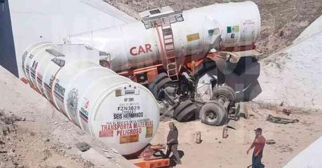 Accidente vehicular: Pipa de doble remolque se precipita desde puente en la carretera Matehuala – Saltillo.