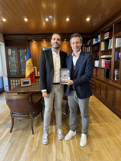 El presidente del gobierno Andorrano, Xavier Espot, y el Cónsul Mayor de Andorra la Vella, David Astrié, reciben al escritor David Castillo confirmando el éxito de su novela ‘As de Corazones’ (Grupo Planeta) El presidente del gobierno Andorrano, Xavier Espot, y el Cónsul Mayor de Andorra la Vella, David Astrié, reciben al escritor David Castillo confirmando el éxito de su novela ‘As de Corazones’ (Grupo Planeta)