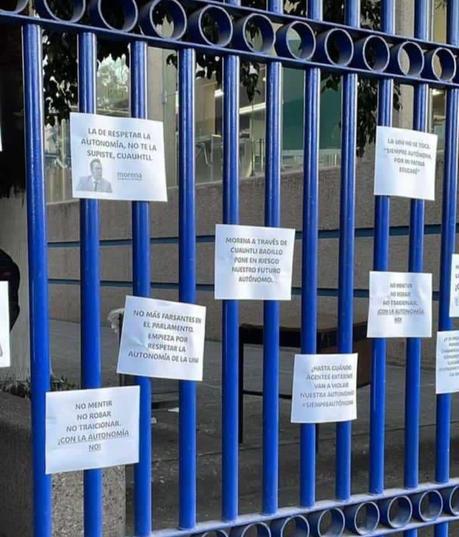 Estudiantes de la UASLP toman facultad en protesta por supuesta intromisión política