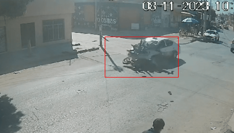 (video) Accidente en Las Terceras: Familia en motocicleta embestida por Taxi