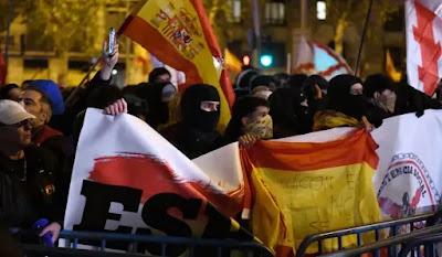 La derecha quema las calles. Una semana de protestas en Ferraz (muchas de ellas, violentas), contra la amnistía del PSOE.