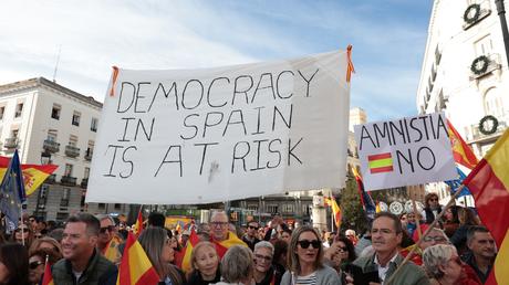 El PP refuerza su rechazo a la amnistía y a los «engaños» del PSOE en una abarrotada Puerta del Sol de Madrid