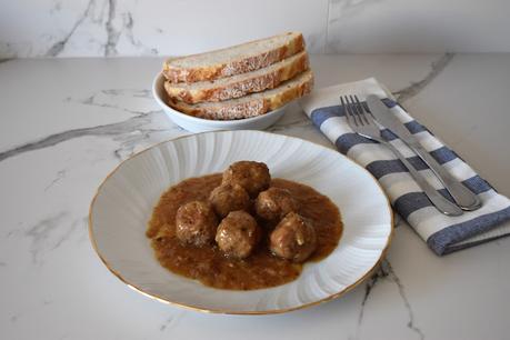 Albóndigas con salsa de cebolla y brandy