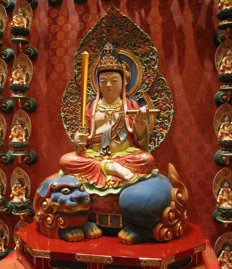 Manjushri Bodhisattva destruye la ignorancia con la espada del Dharma.