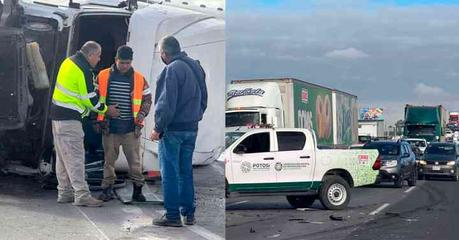 Carambola en Carretera Federal 57 cerca de Eje 140: Tráiler volcado involucra varios vehículos