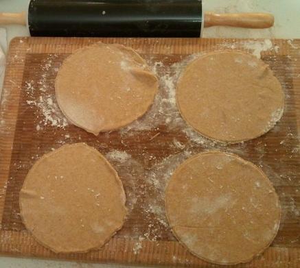 Masa preparada para rellenar las empanadillas de Begoña Mazaira de Tolosa, que las rellenó con bacalao y verduras de temporada. Otra alternativa de relleno para que se convierta en una comida equilibrada.