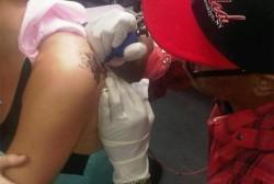 René Pérez Convence A Su Novia De Hacerse Un Tatuaje