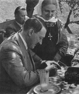 La Cruz de Cristo y la Cruz Gamada - 25/12/1941.