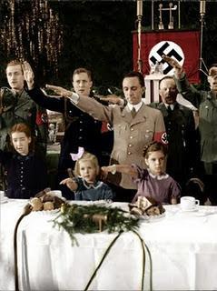 El Reichsminister Goebbels felicita las fiestas a todos los Nacional Socialistas y hombres de bien del mundo - 24/12/1941.