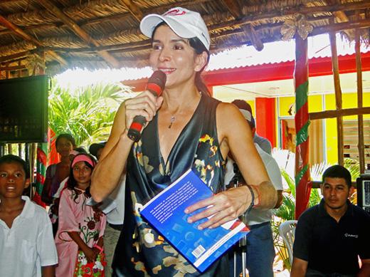 La actriz y modelo venezolana  Patricia Velázquez, famosa por su actuación en la serie cinematográfica “La Momia”, presentó el diccionario a la comunidad wayuu. (Tatiana Chang para Infosurhoy.com)