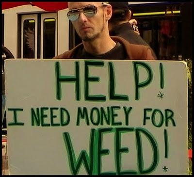 Un hombre gana 3.000 euros al mes por sostener una pancarta en la que pide dinero para marihuana.