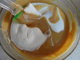 Tronco de navidad de chocolate y turrón.