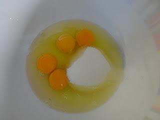 Tronco de navidad de chocolate y turrón.