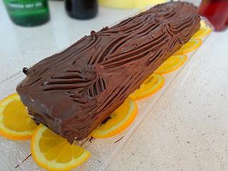 Tronco de navidad de chocolate y turrón.