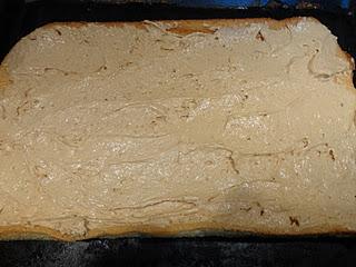 Tronco de navidad de chocolate y turrón.