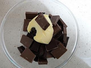 Tronco de navidad de chocolate y turrón.