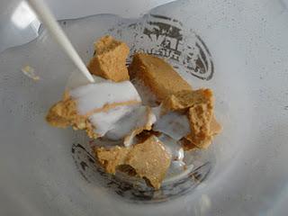 Tronco de navidad de chocolate y turrón.