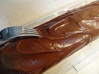 Tronco de navidad de chocolate y turrón.