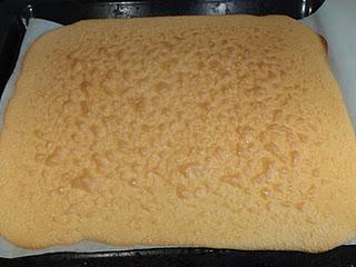 Tronco de navidad de chocolate y turrón.